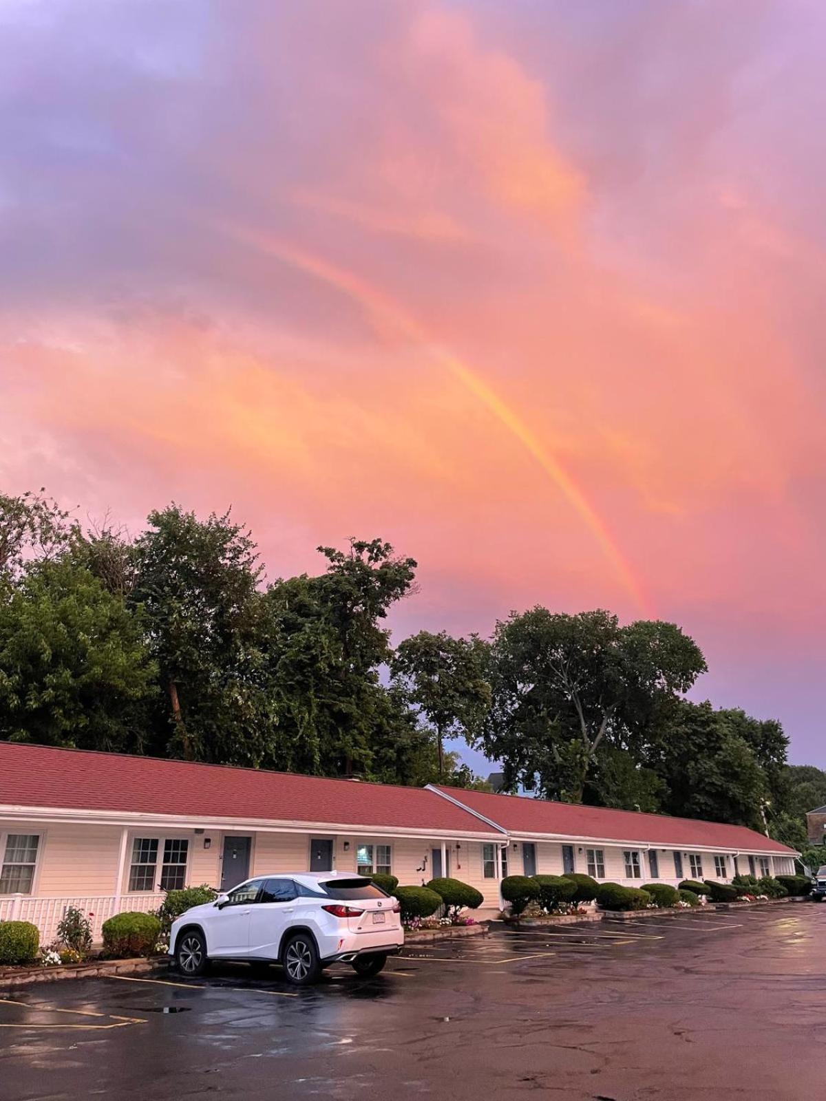 Chisholm'S Motor Inn Saugus Bagian luar foto