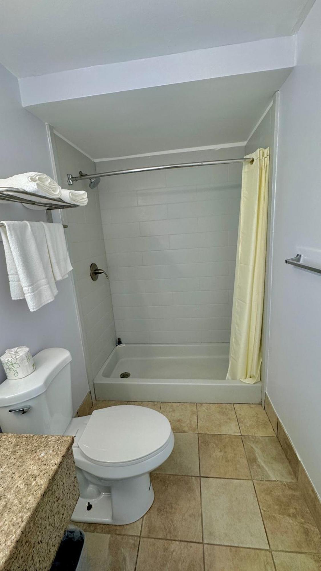 Chisholm'S Motor Inn Saugus Bagian luar foto