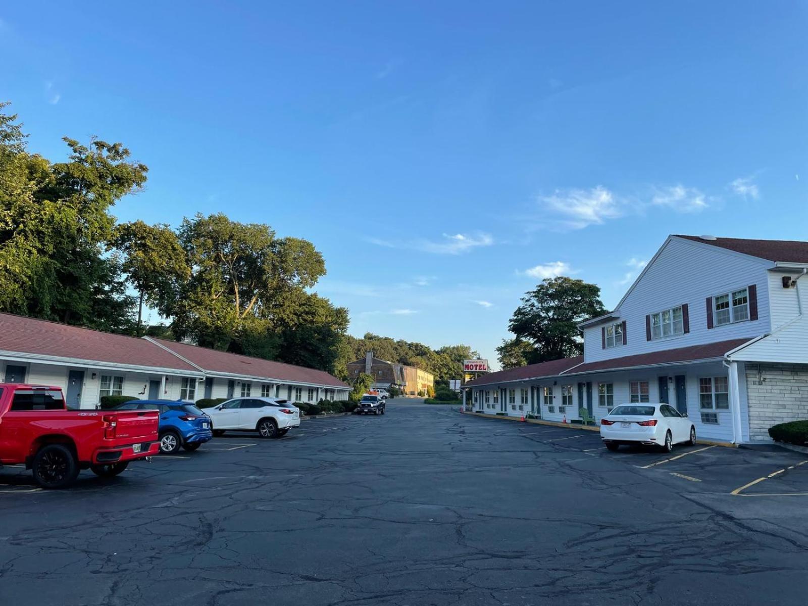 Chisholm'S Motor Inn Saugus Bagian luar foto