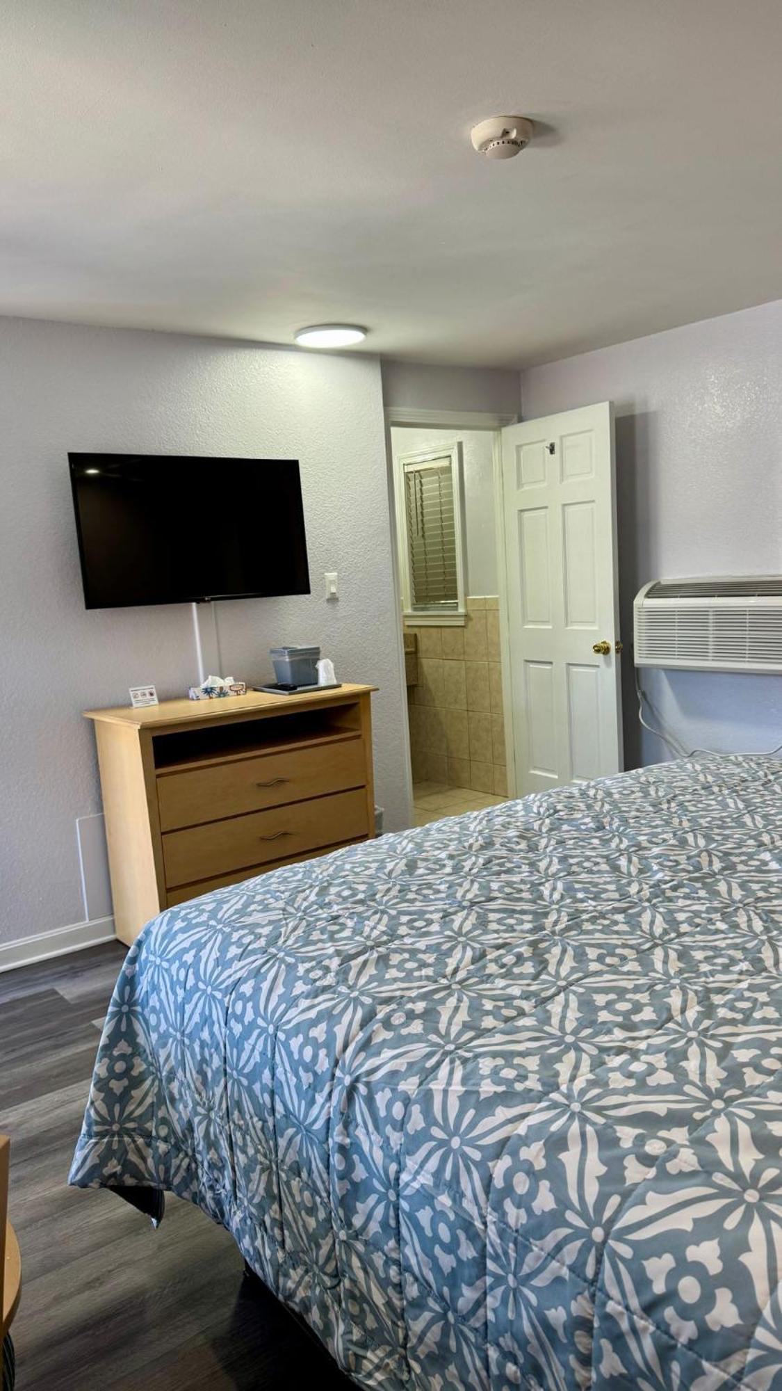 Chisholm'S Motor Inn Saugus Bagian luar foto