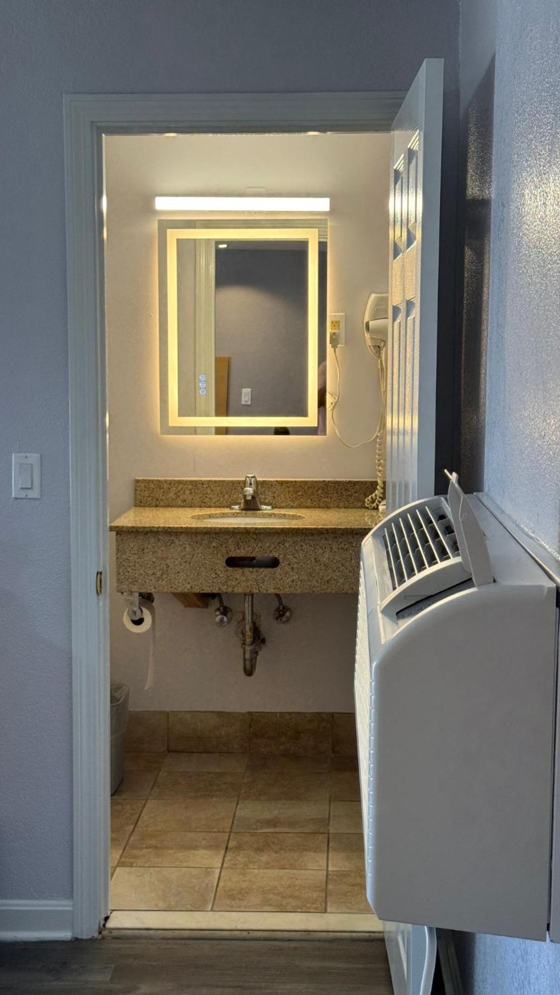 Chisholm'S Motor Inn Saugus Bagian luar foto