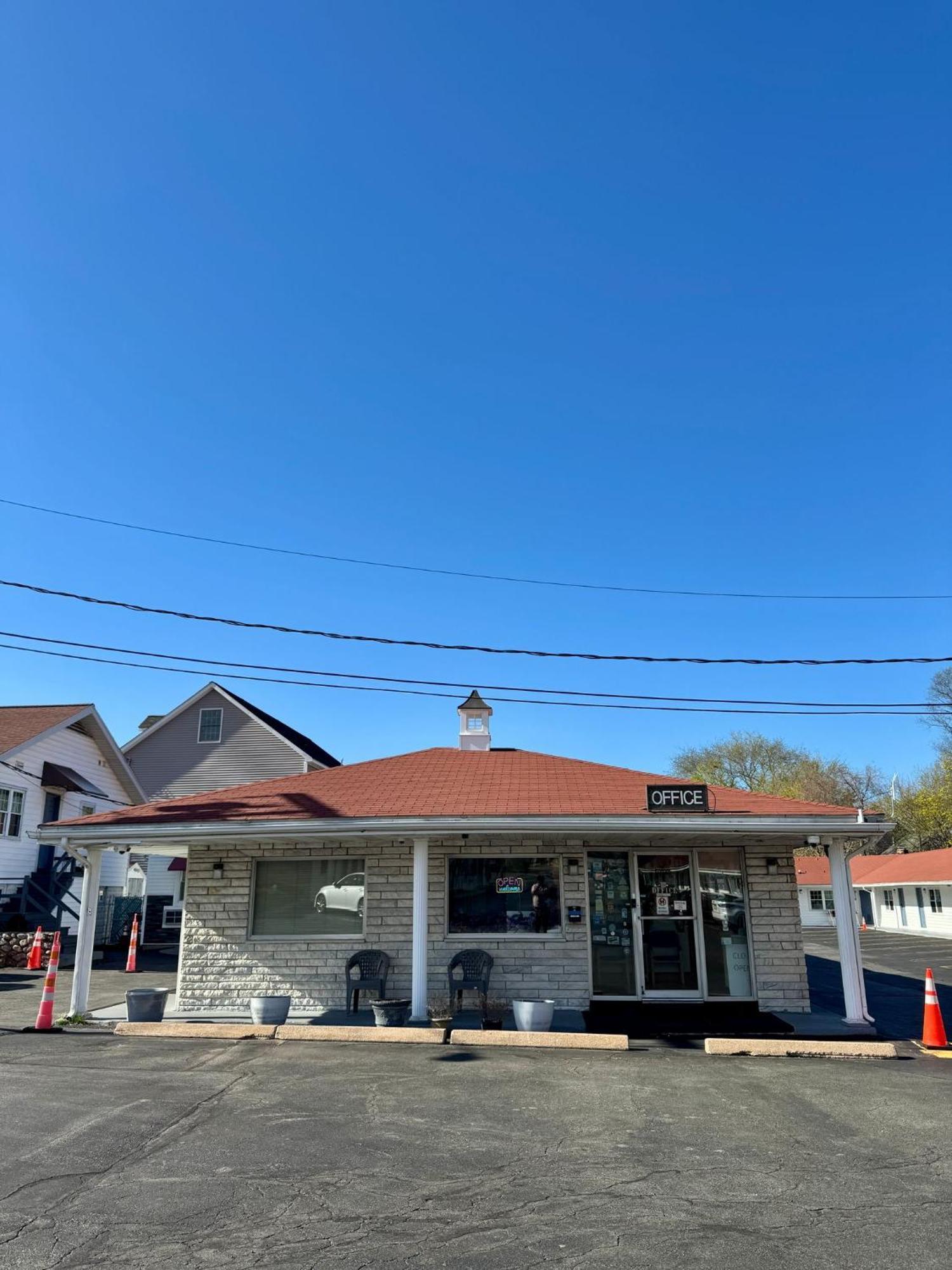 Chisholm'S Motor Inn Saugus Bagian luar foto