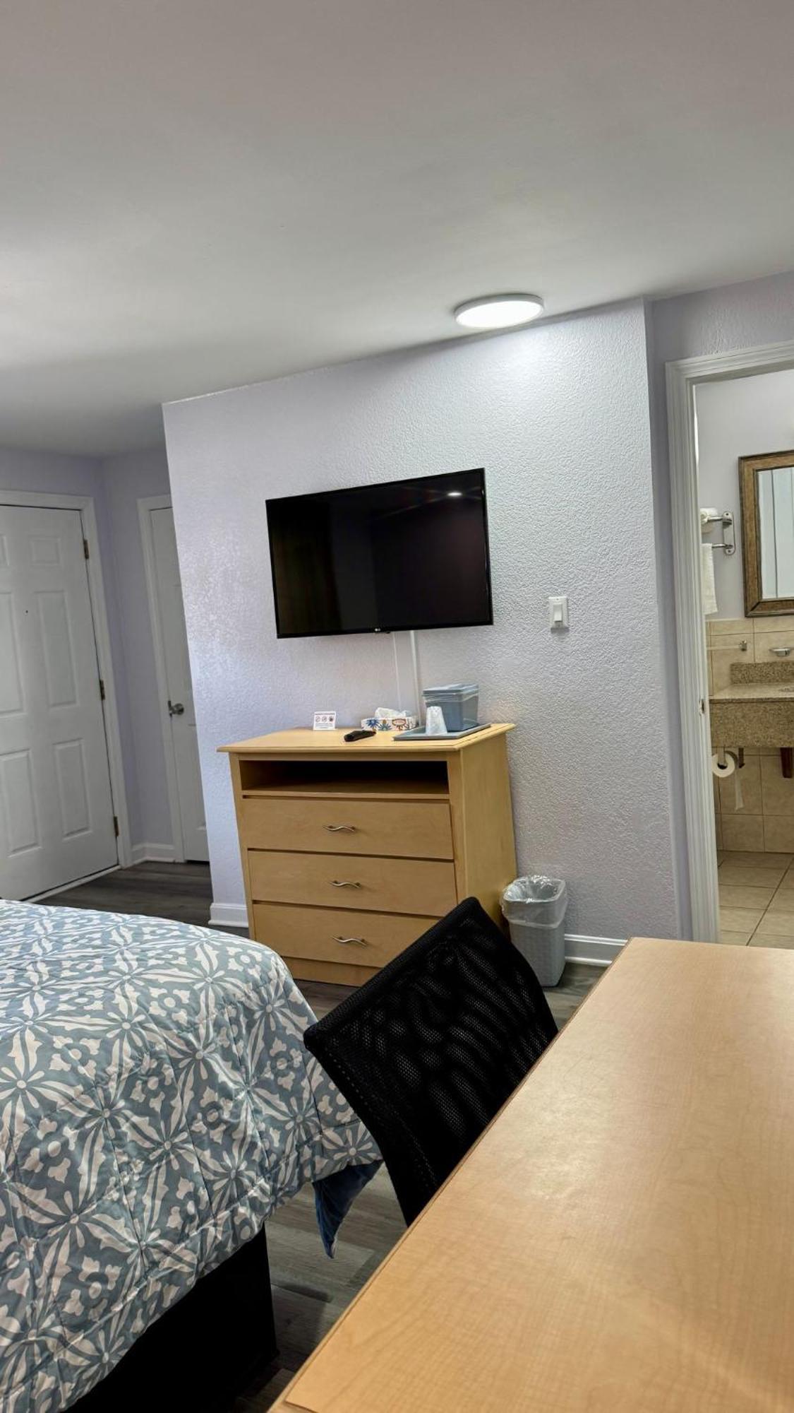 Chisholm'S Motor Inn Saugus Bagian luar foto