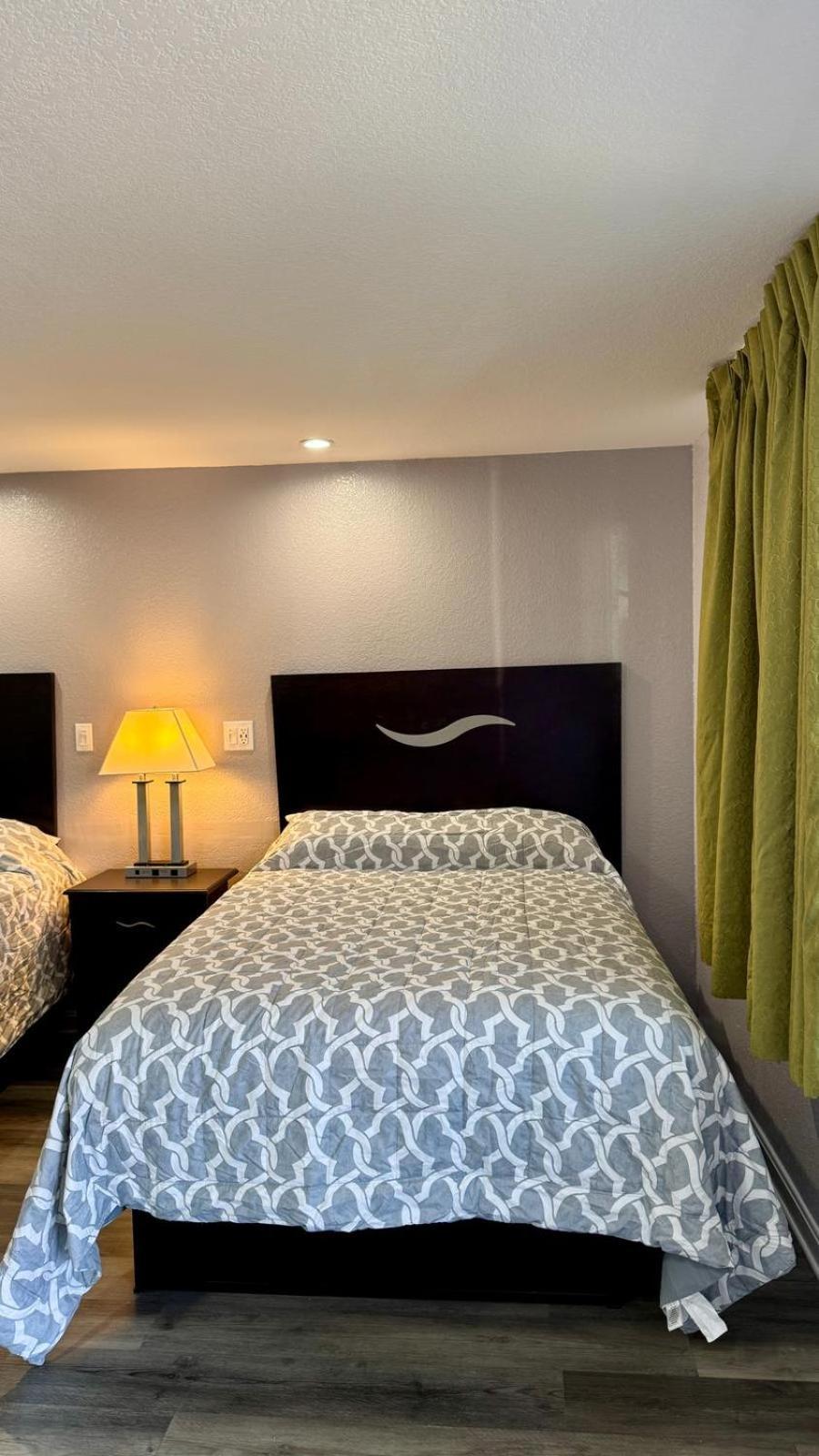 Chisholm'S Motor Inn Saugus Bagian luar foto