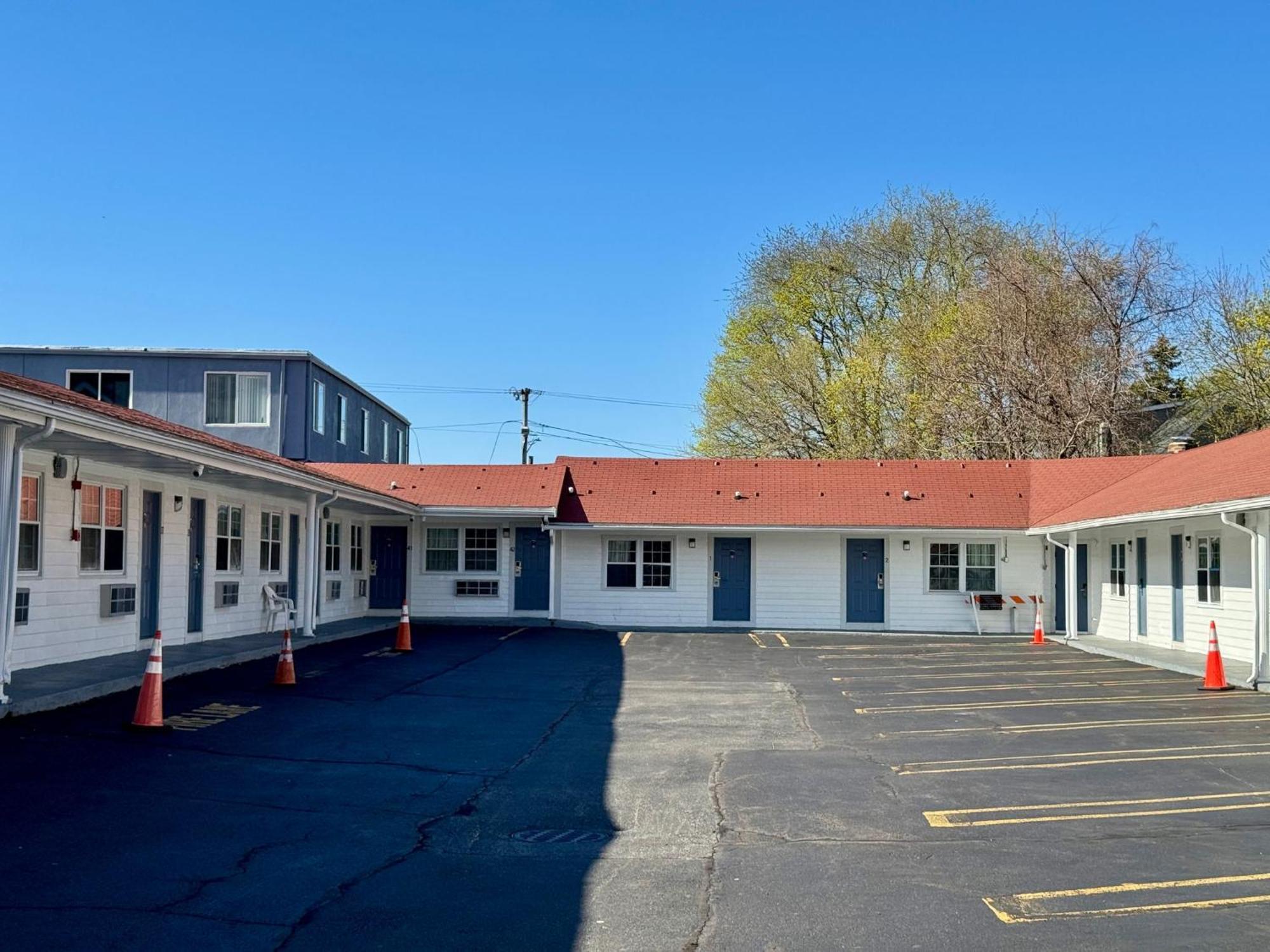 Chisholm'S Motor Inn Saugus Bagian luar foto