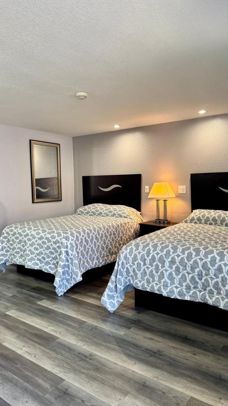 Chisholm'S Motor Inn Saugus Bagian luar foto