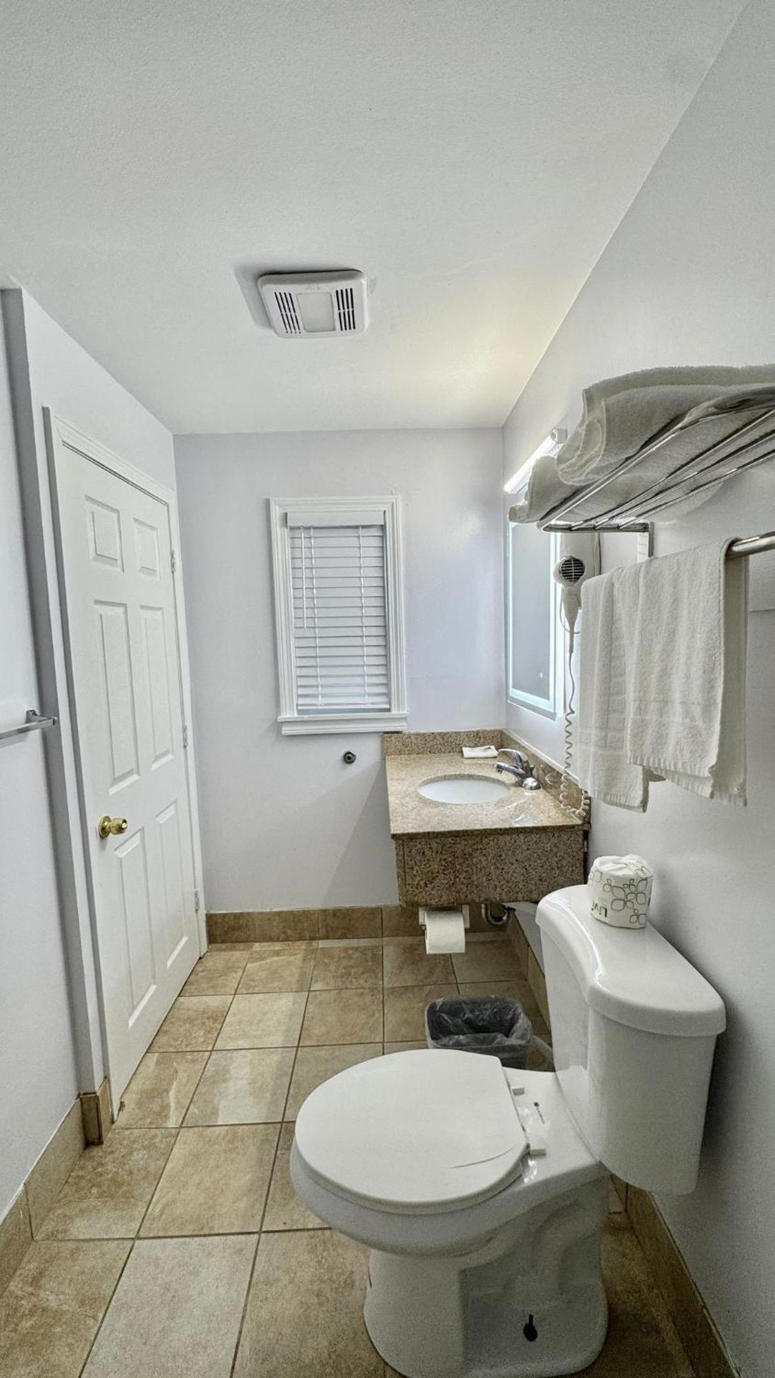 Chisholm'S Motor Inn Saugus Bagian luar foto