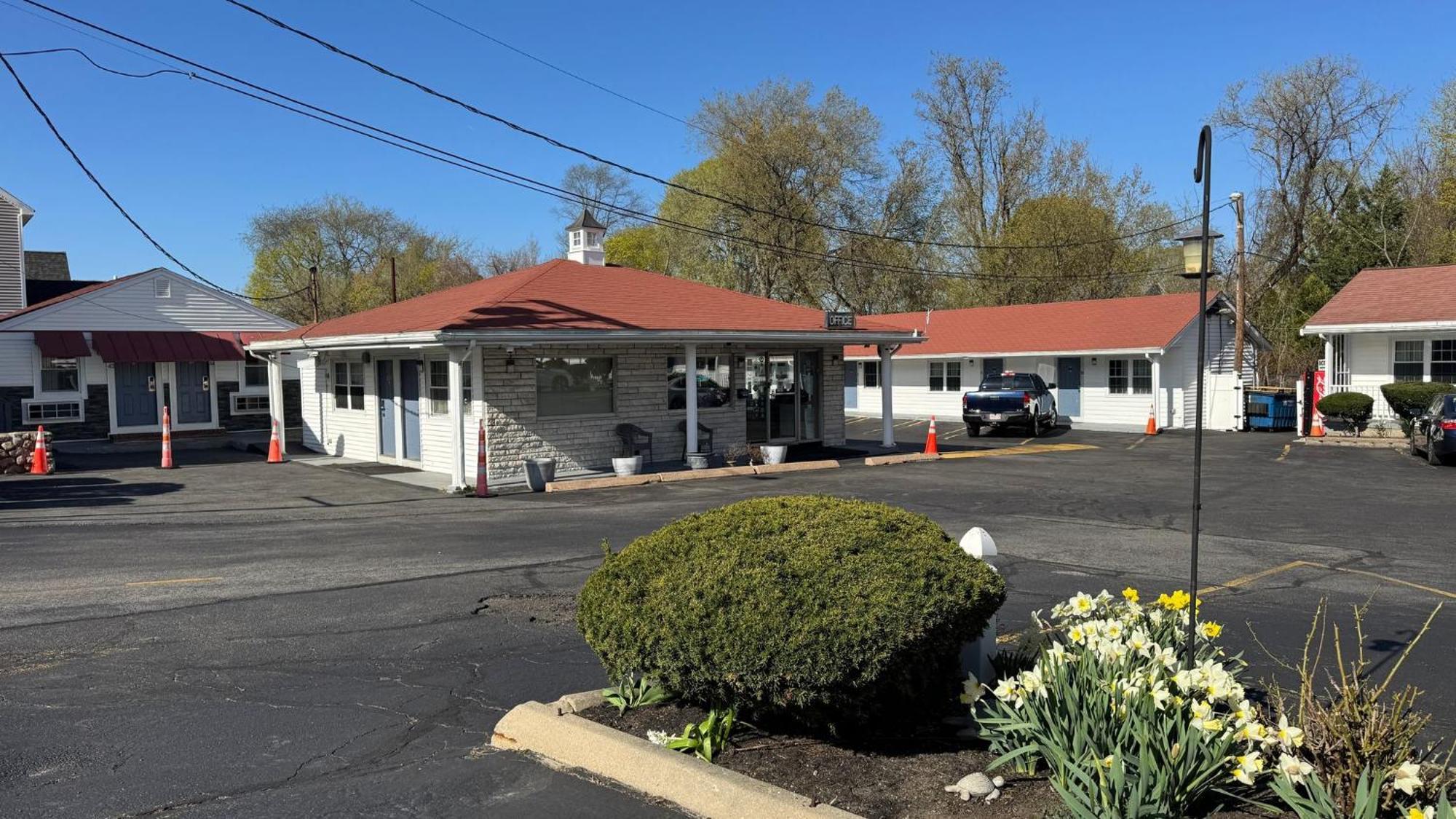 Chisholm'S Motor Inn Saugus Bagian luar foto