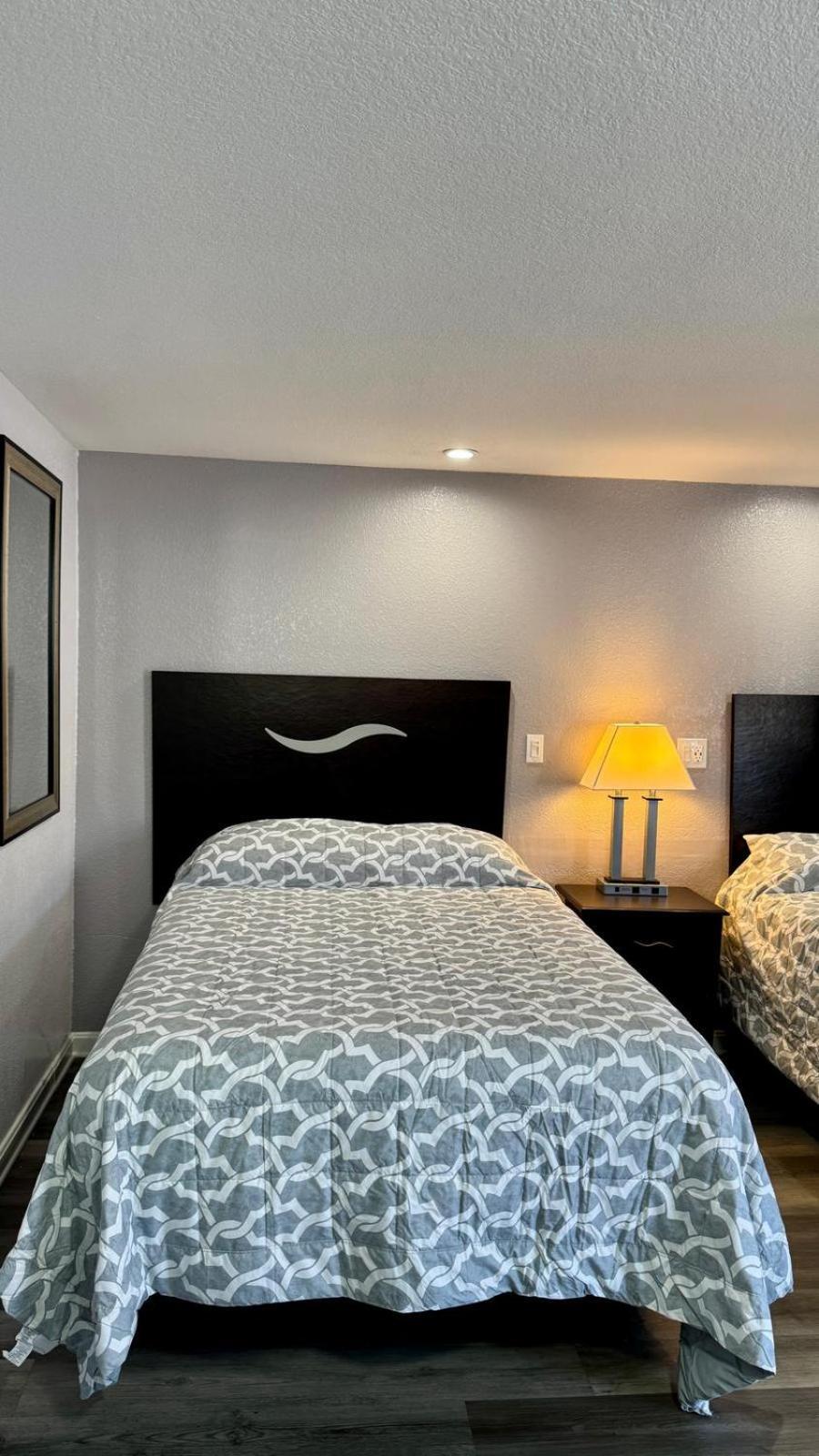Chisholm'S Motor Inn Saugus Bagian luar foto