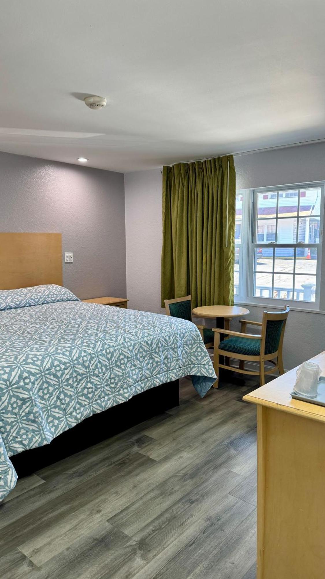 Chisholm'S Motor Inn Saugus Bagian luar foto
