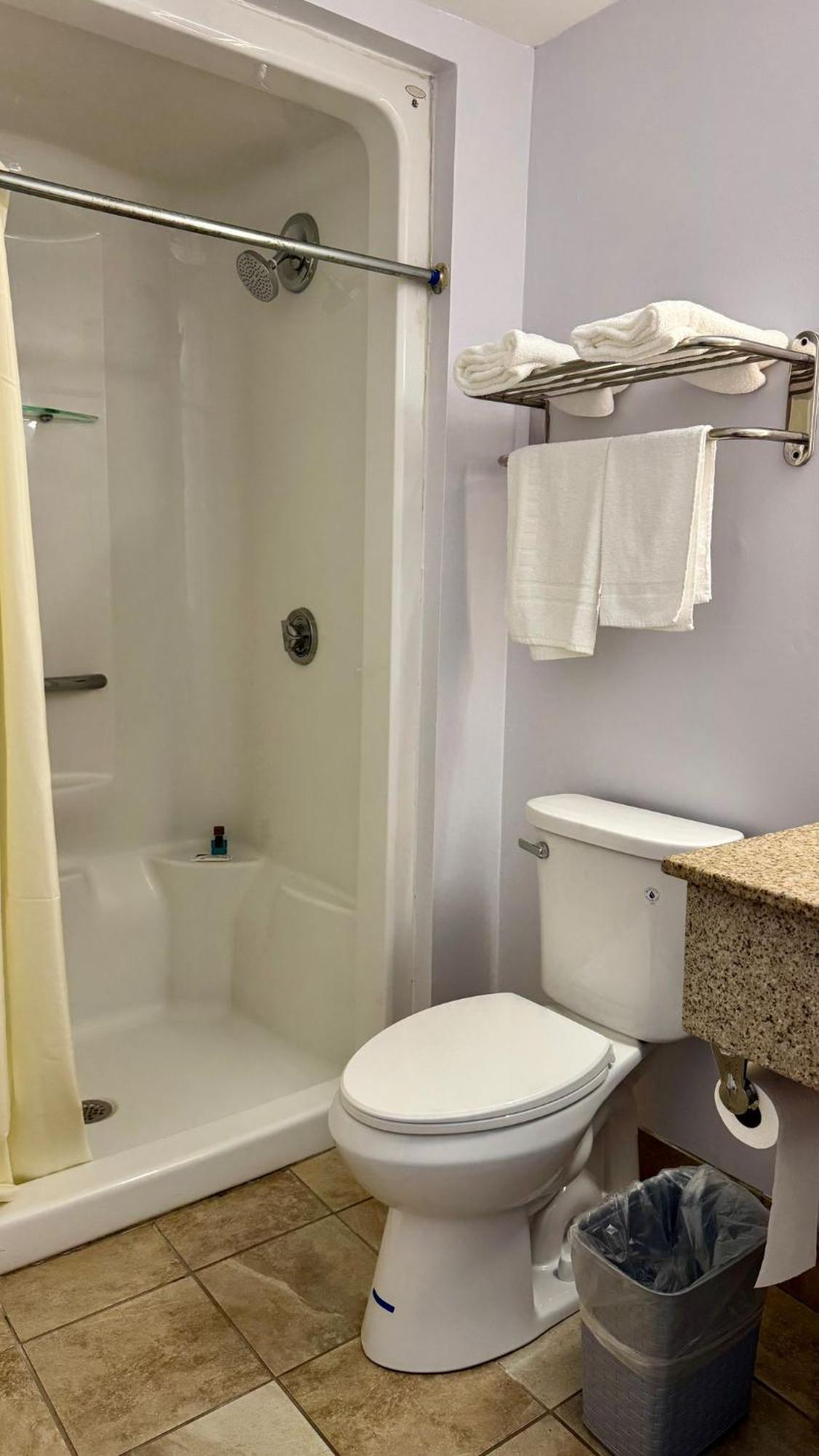 Chisholm'S Motor Inn Saugus Bagian luar foto