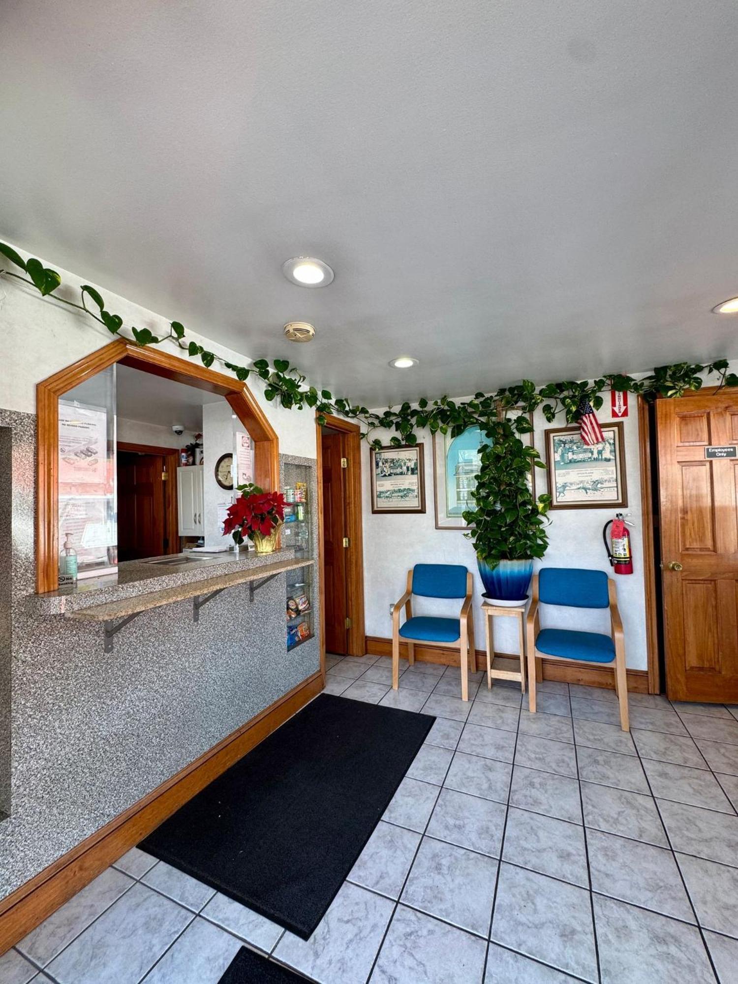 Chisholm'S Motor Inn Saugus Bagian luar foto