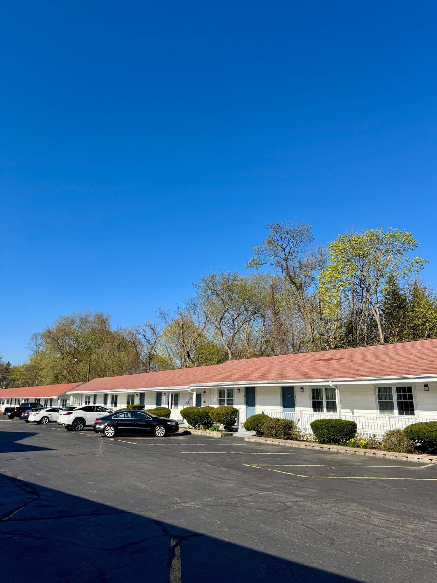 Chisholm'S Motor Inn Saugus Bagian luar foto