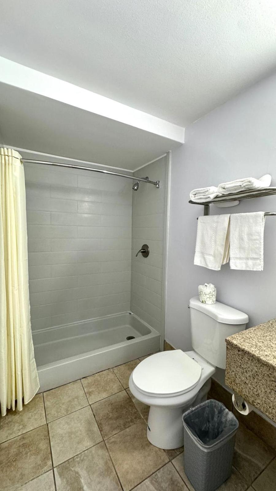 Chisholm'S Motor Inn Saugus Bagian luar foto