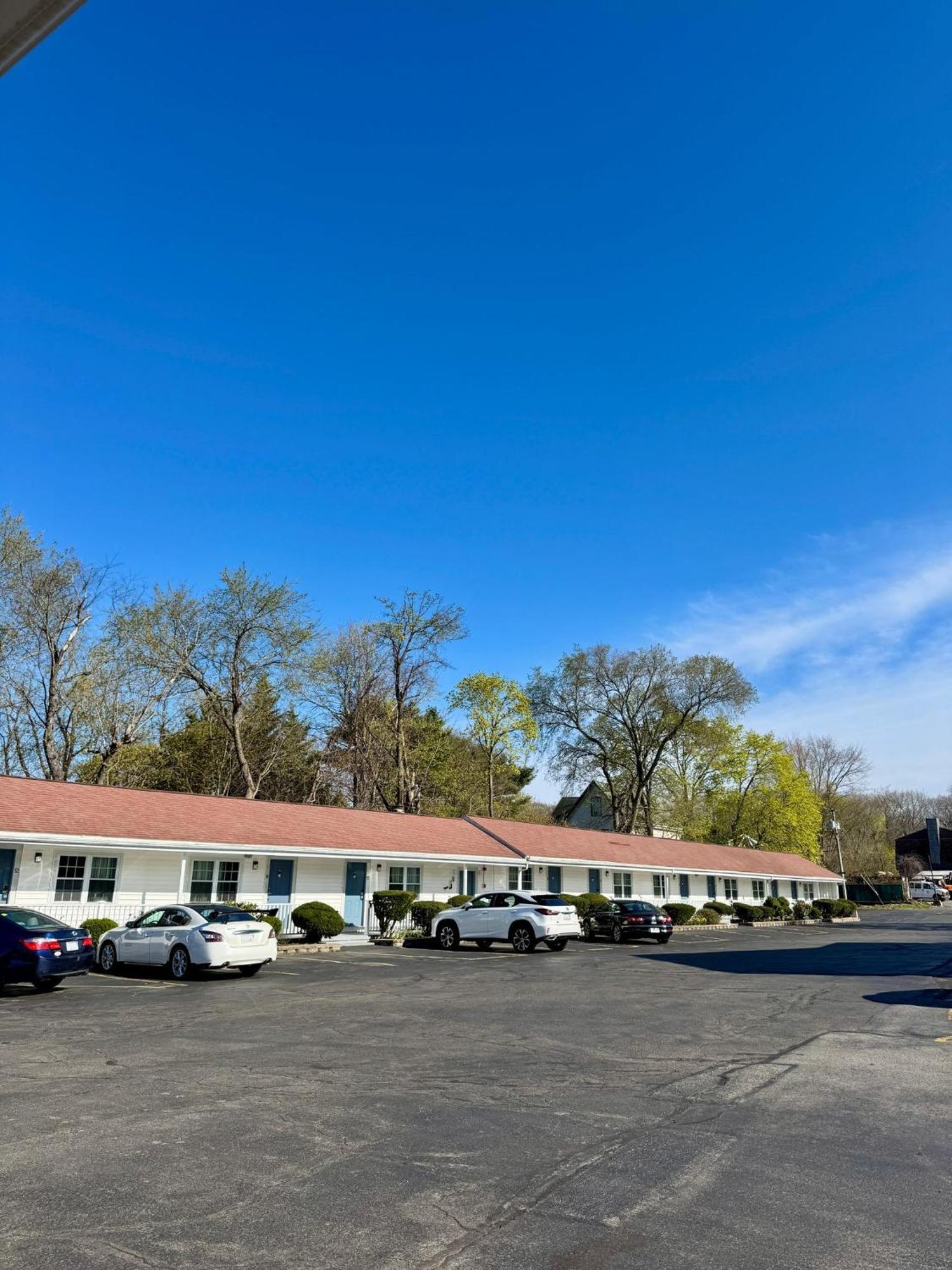 Chisholm'S Motor Inn Saugus Bagian luar foto