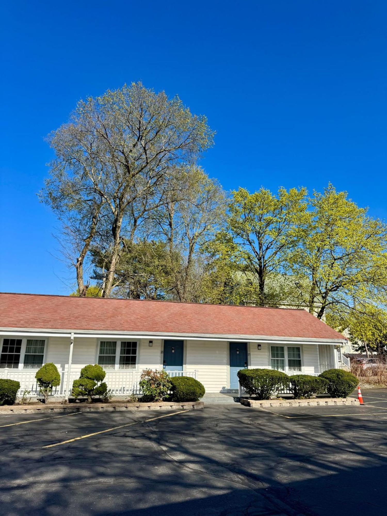 Chisholm'S Motor Inn Saugus Bagian luar foto