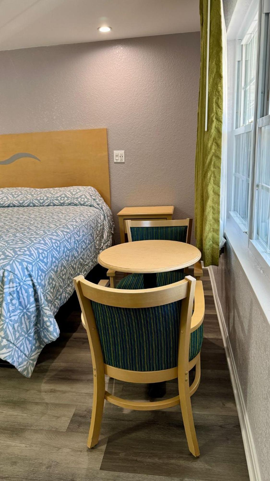Chisholm'S Motor Inn Saugus Bagian luar foto