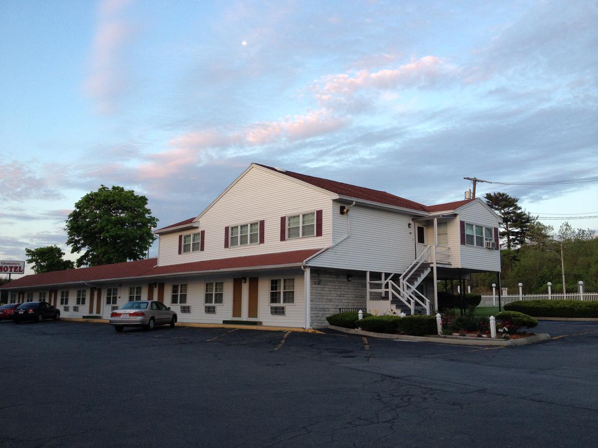 Chisholm'S Motor Inn Saugus Bagian luar foto
