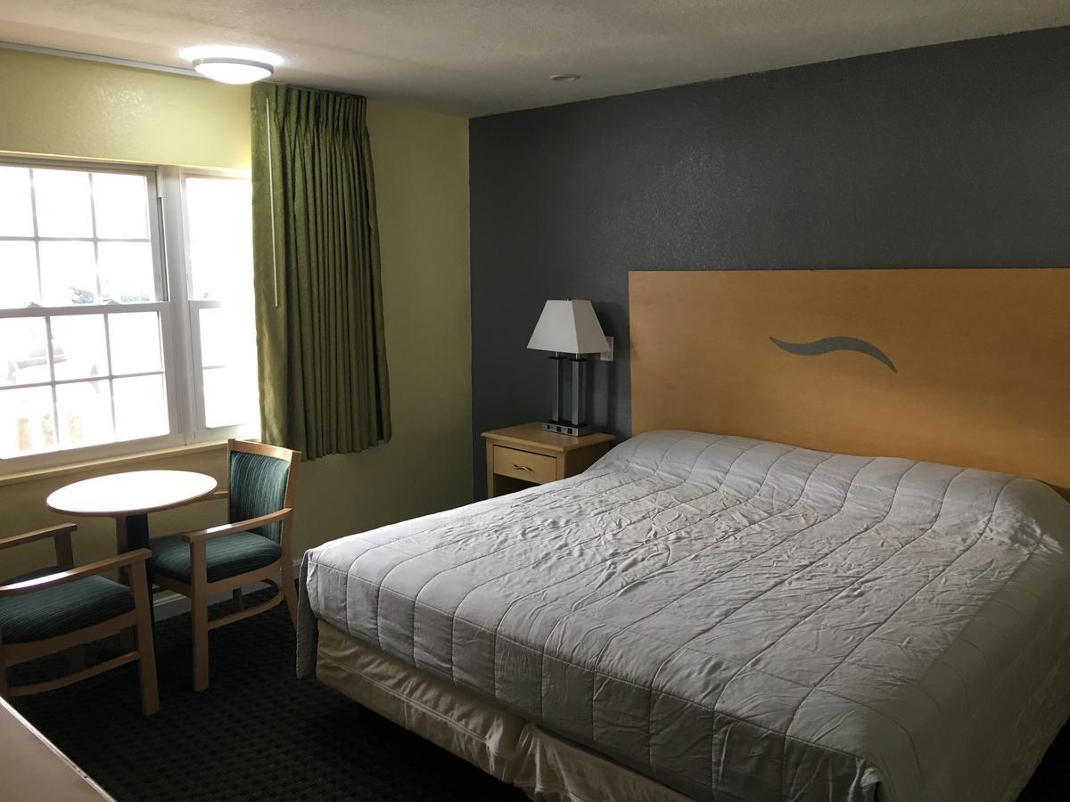 Chisholm'S Motor Inn Saugus Bagian luar foto