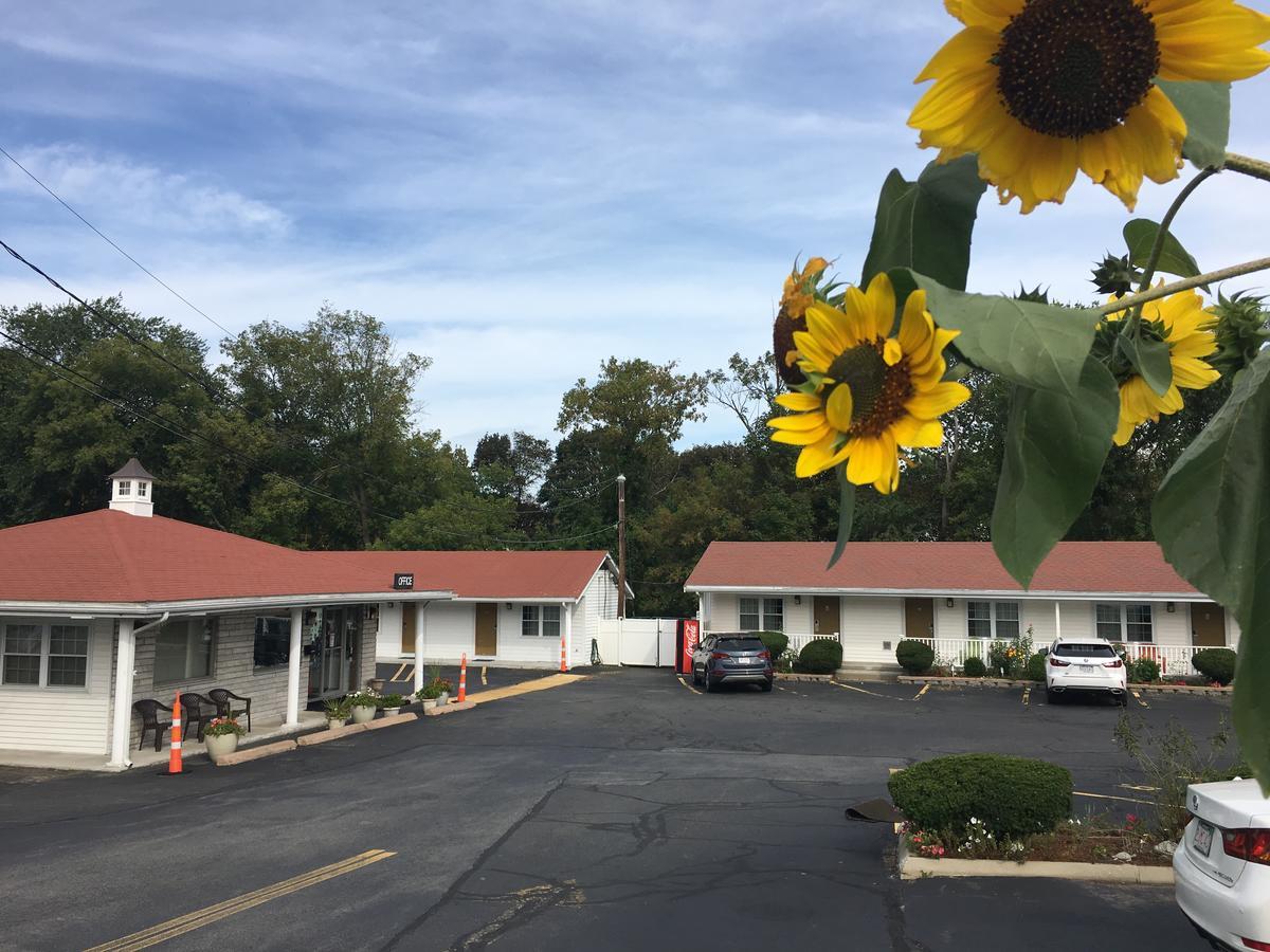 Chisholm'S Motor Inn Saugus Bagian luar foto