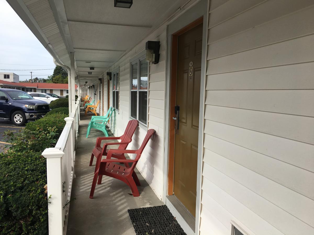 Chisholm'S Motor Inn Saugus Bagian luar foto
