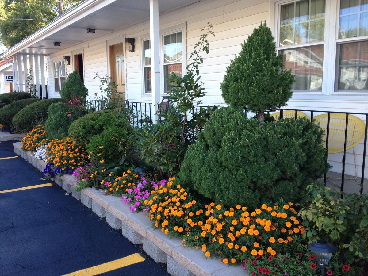 Chisholm'S Motor Inn Saugus Bagian luar foto