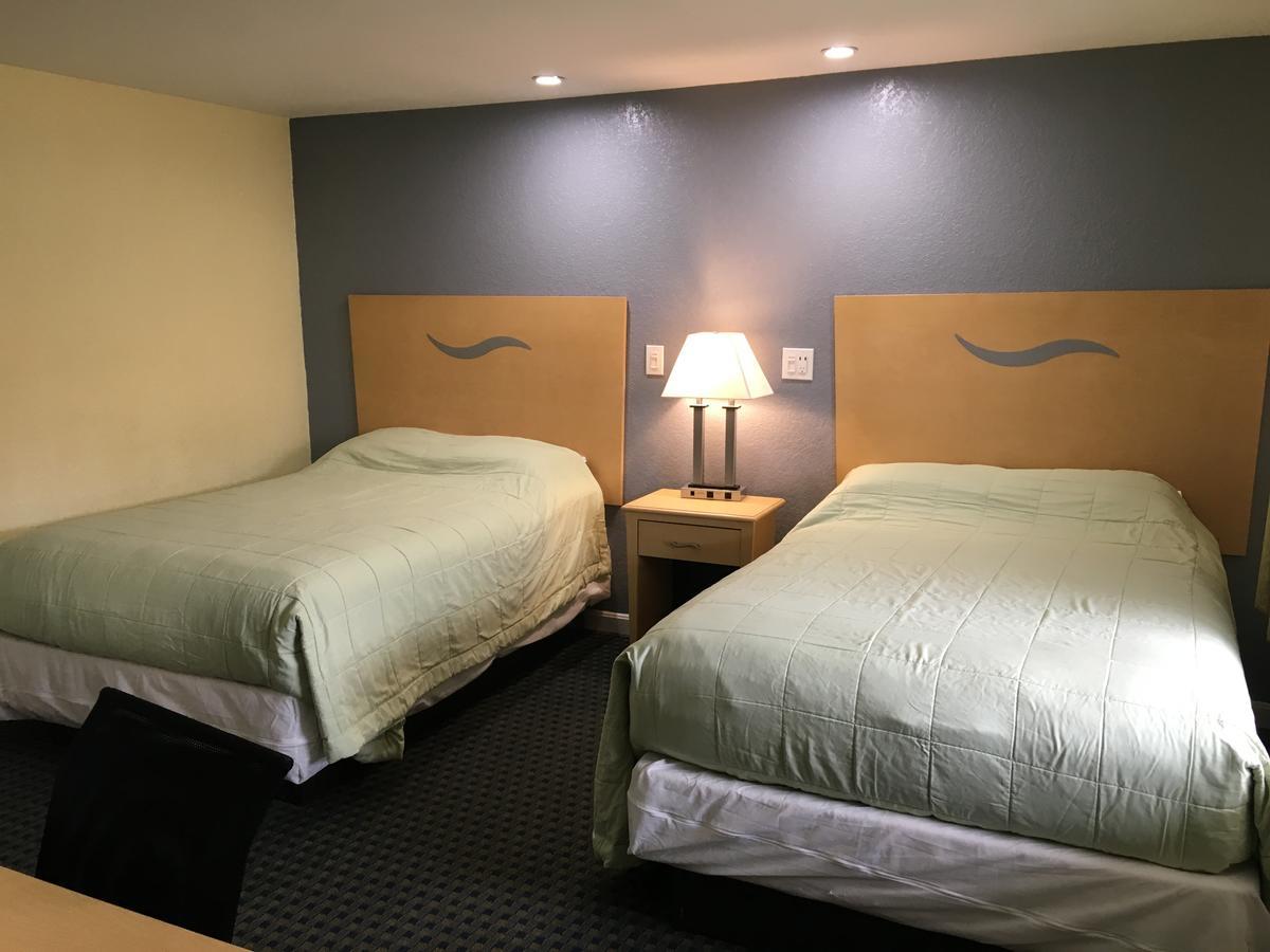 Chisholm'S Motor Inn Saugus Bagian luar foto