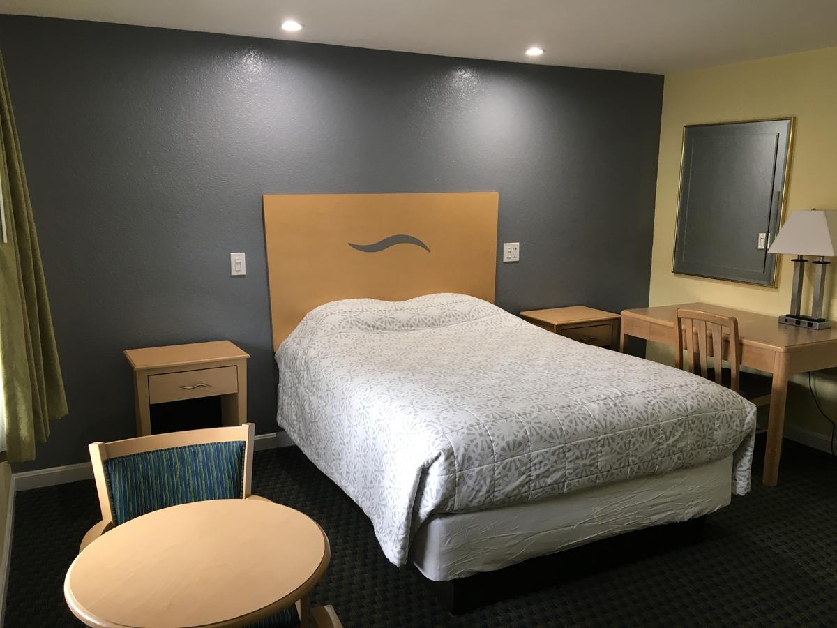 Chisholm'S Motor Inn Saugus Bagian luar foto