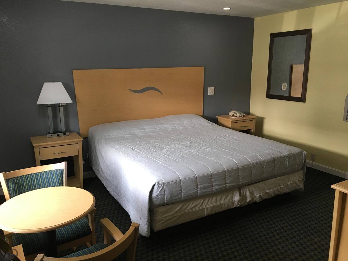 Chisholm'S Motor Inn Saugus Bagian luar foto