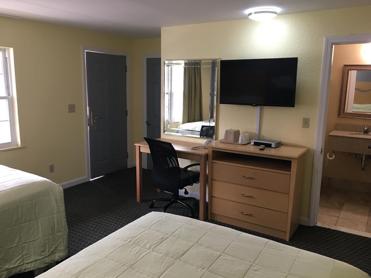 Chisholm'S Motor Inn Saugus Bagian luar foto