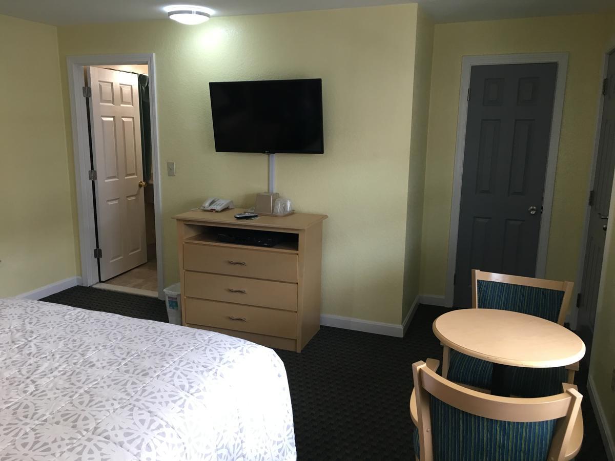 Chisholm'S Motor Inn Saugus Bagian luar foto