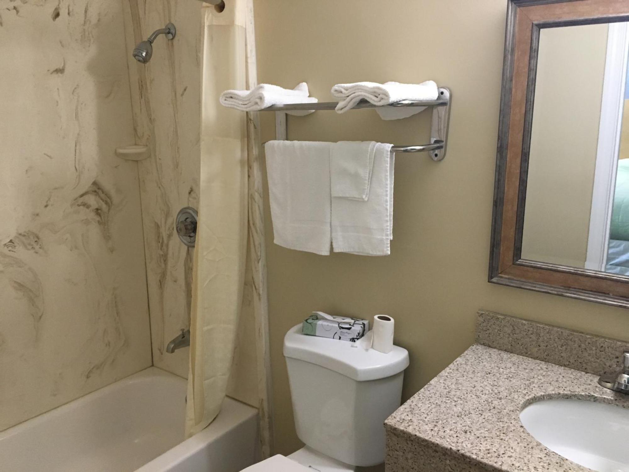 Chisholm'S Motor Inn Saugus Bagian luar foto
