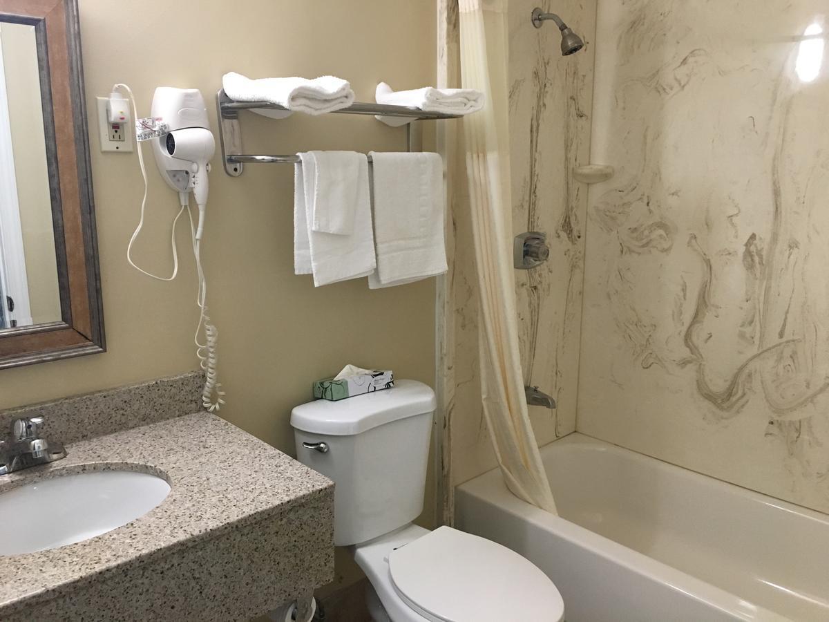 Chisholm'S Motor Inn Saugus Bagian luar foto