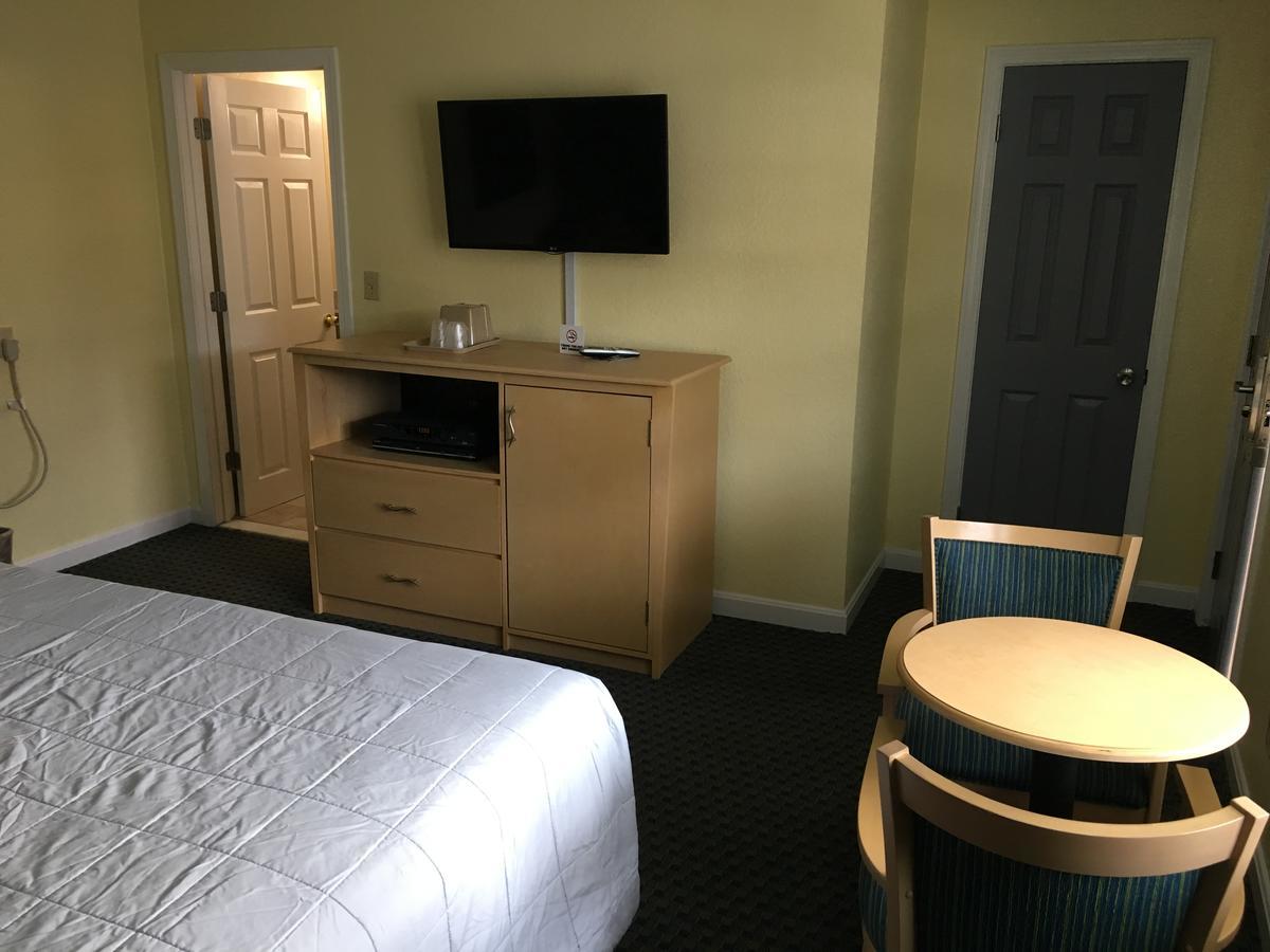 Chisholm'S Motor Inn Saugus Bagian luar foto