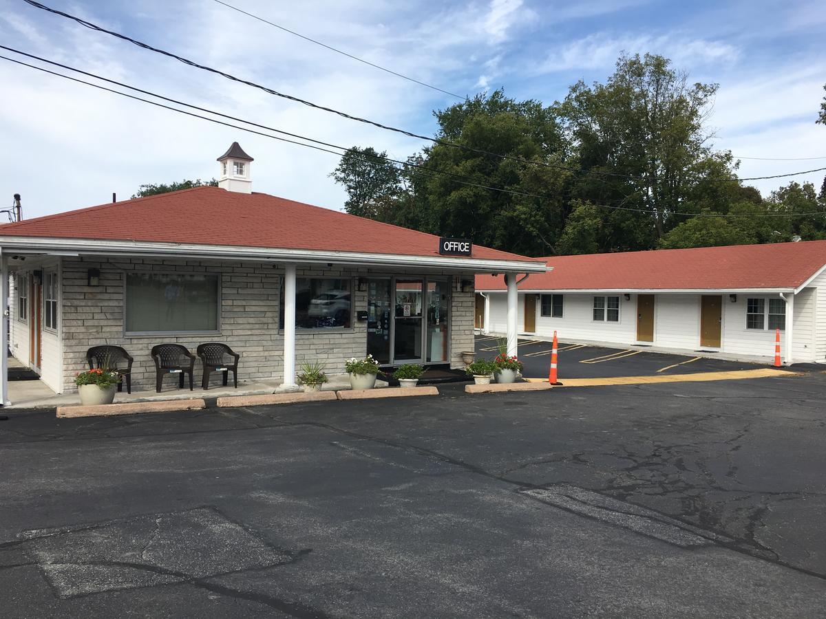 Chisholm'S Motor Inn Saugus Bagian luar foto