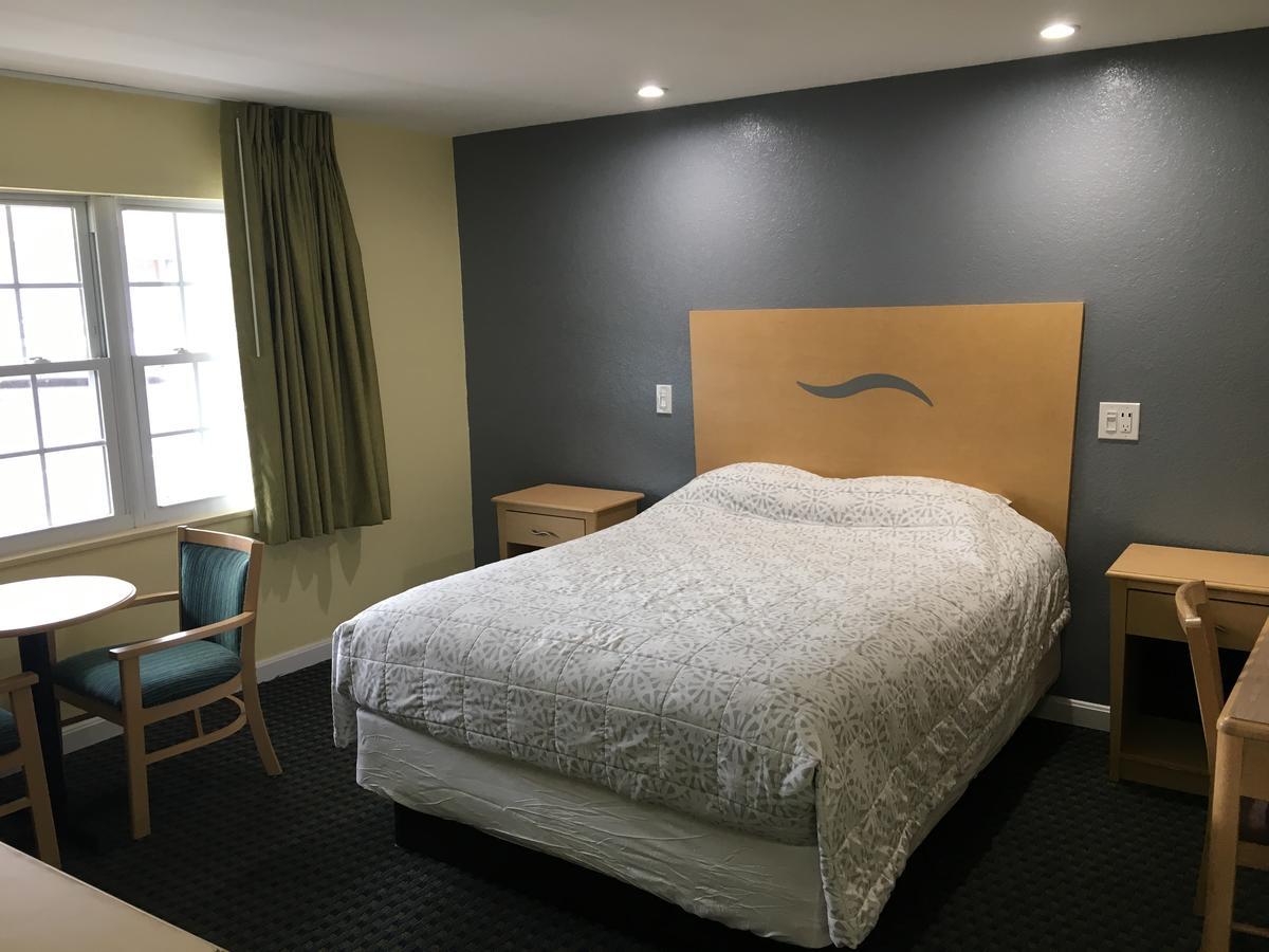 Chisholm'S Motor Inn Saugus Bagian luar foto