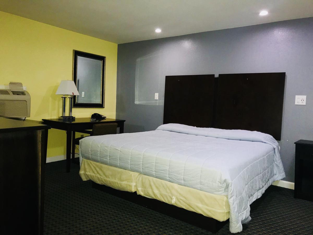 Chisholm'S Motor Inn Saugus Bagian luar foto