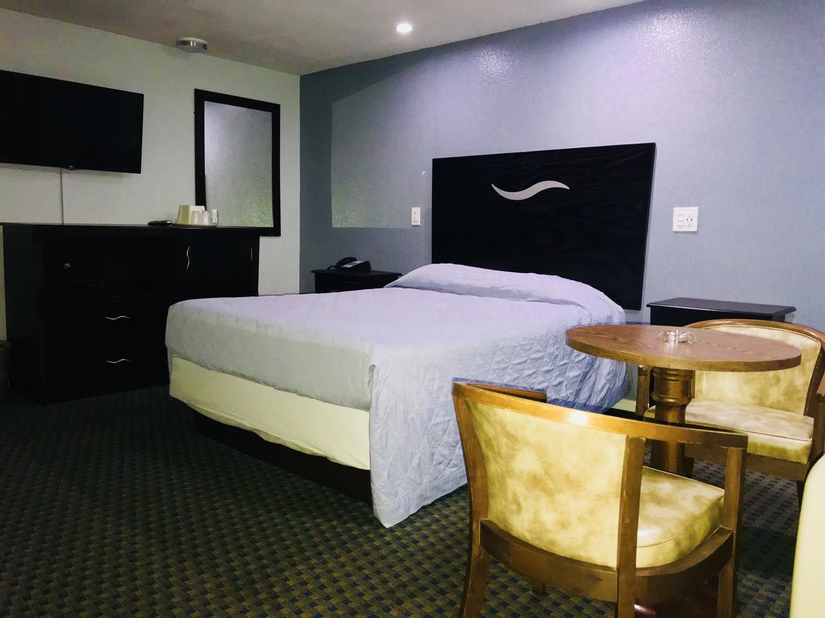 Chisholm'S Motor Inn Saugus Bagian luar foto