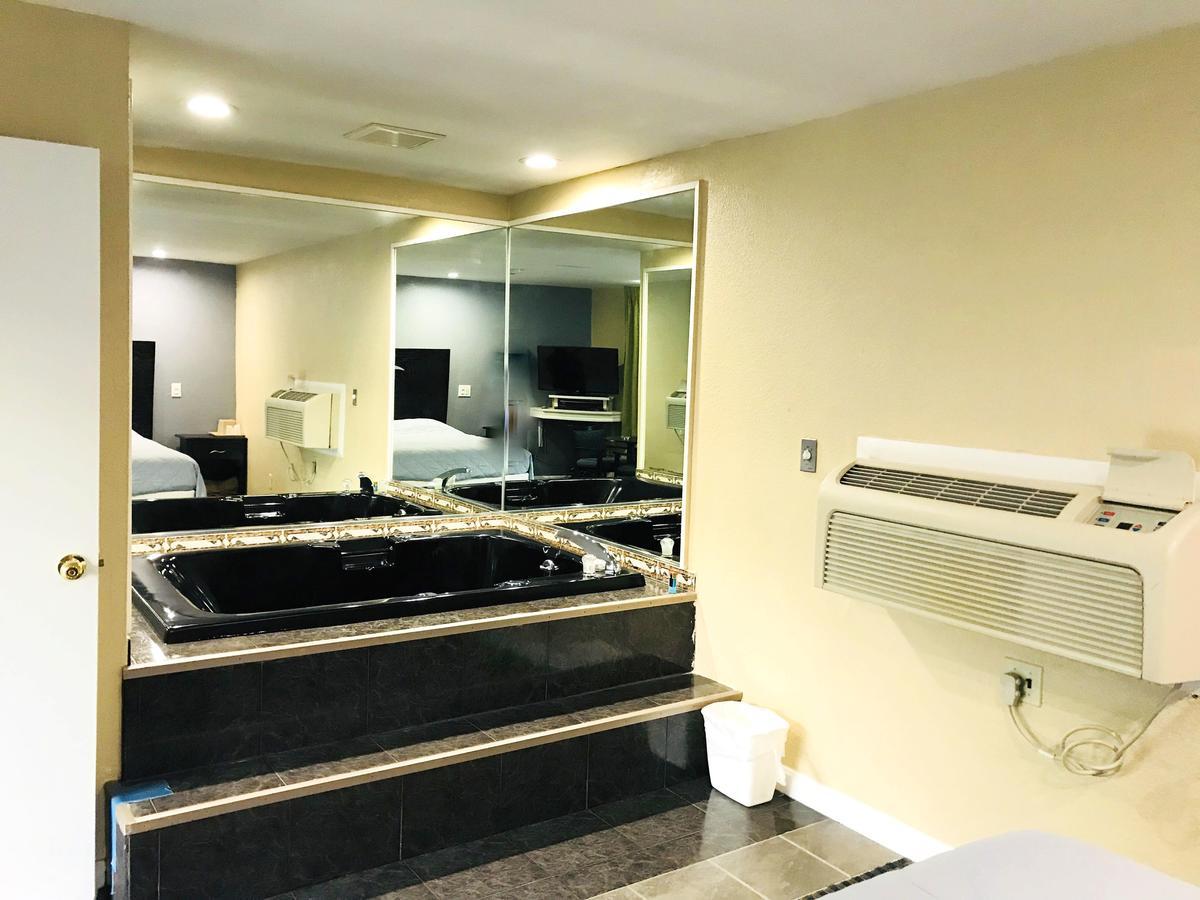 Chisholm'S Motor Inn Saugus Bagian luar foto