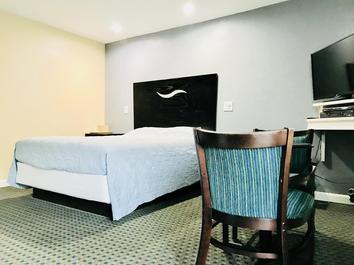 Chisholm'S Motor Inn Saugus Bagian luar foto